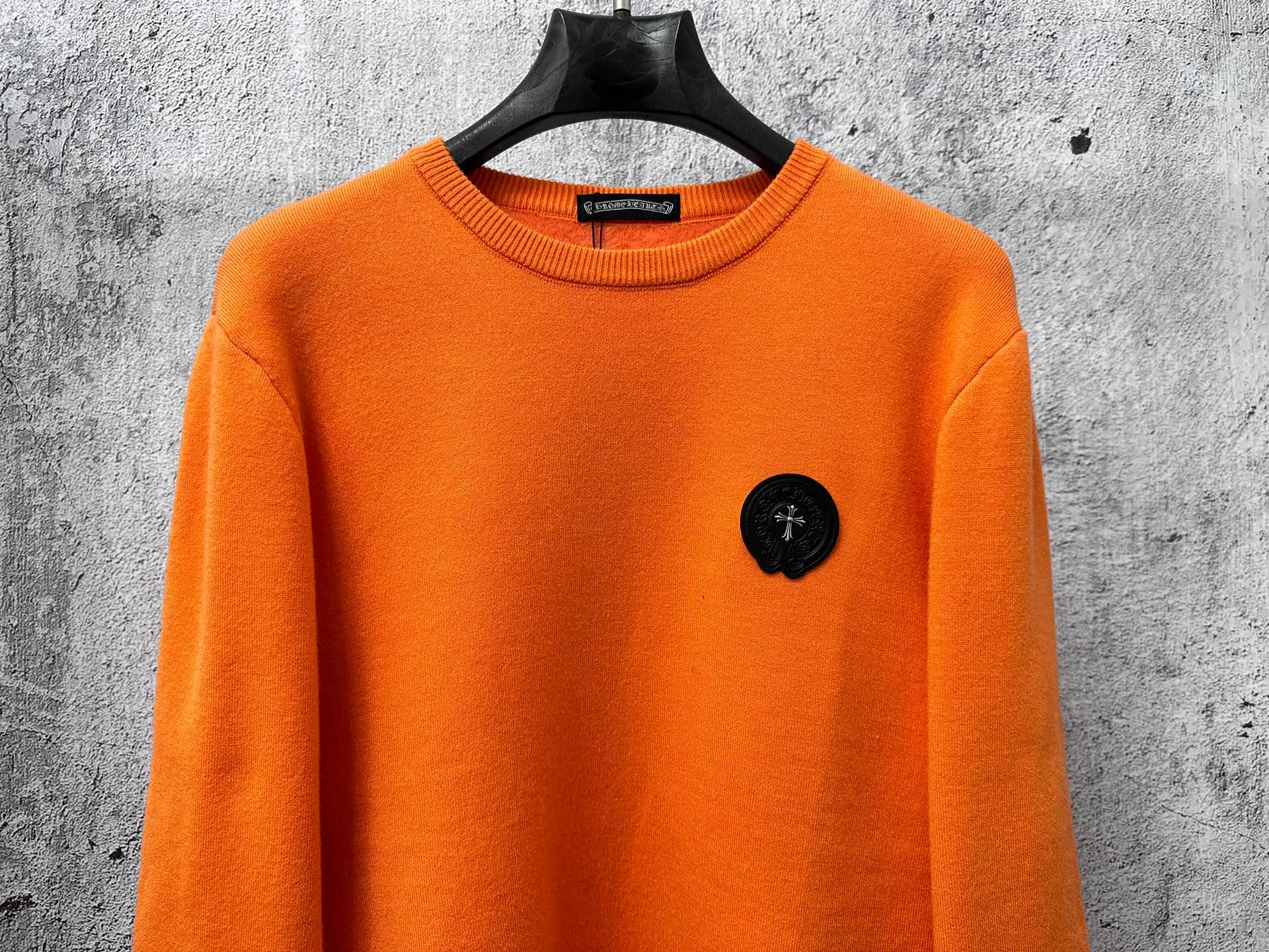 P300 [Chrome Hearts] Chrome Hearts 2025 new autumn and winter knitted fleece sweater is simple and elegant, easy to match and versatile, extremely high-grade, perfectly integrated into fashion and style, a top fashionable style that is perfect for outer wear! The whole thing gives people a natural feeling! The ultimate classic versatile short-sleeved T-shirt, using the latest three-dimensional logo elements to highlight the concave and convex texture! The ultimate heavy work, the ultimate perfection! Size: S-3XL